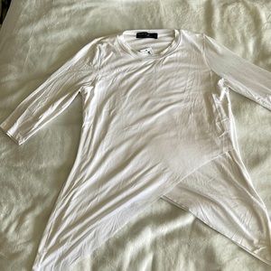 Stretchy white a symmetrical blouse